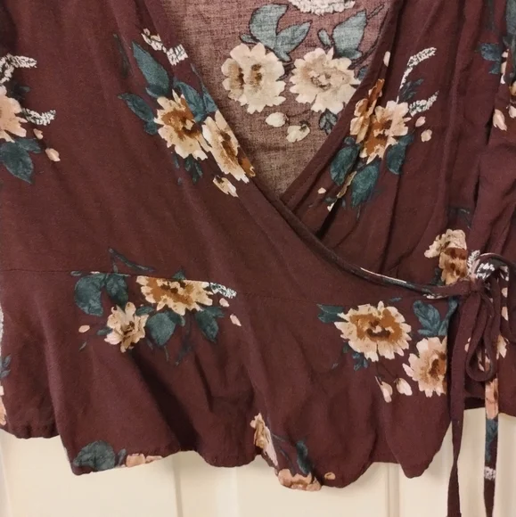 *5 for $20* Wild Fable floral wrap top - Picture 7 of 10